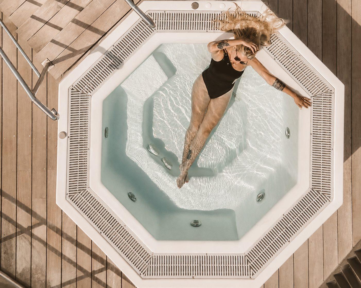 La piscine de l’hôtel Costa Salina, ouverte sur les jardins