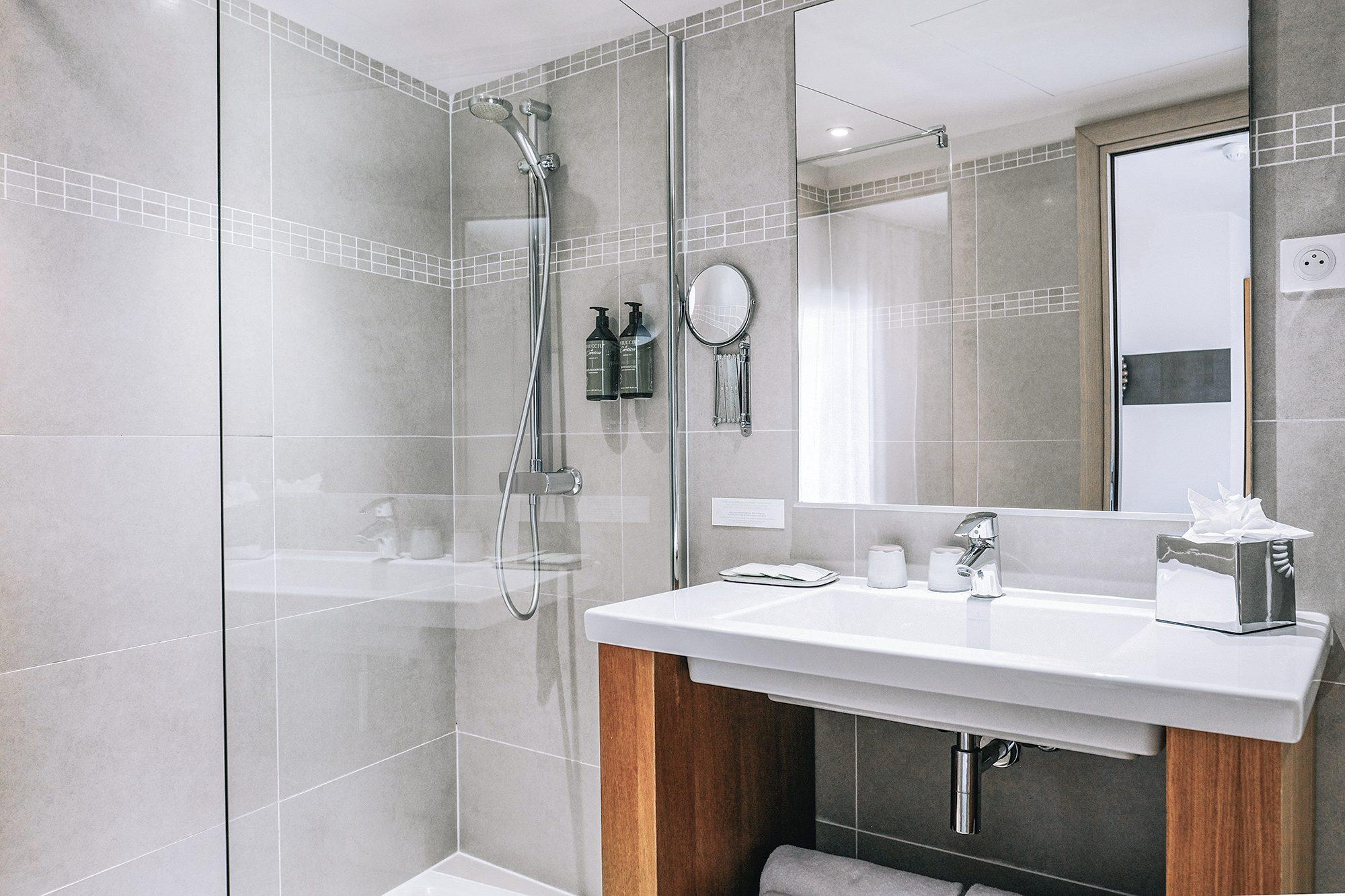 Chambre Standard avec balcon de l’Hôtel Costa Salina — la salle de bain et sa douche à l’italienne
