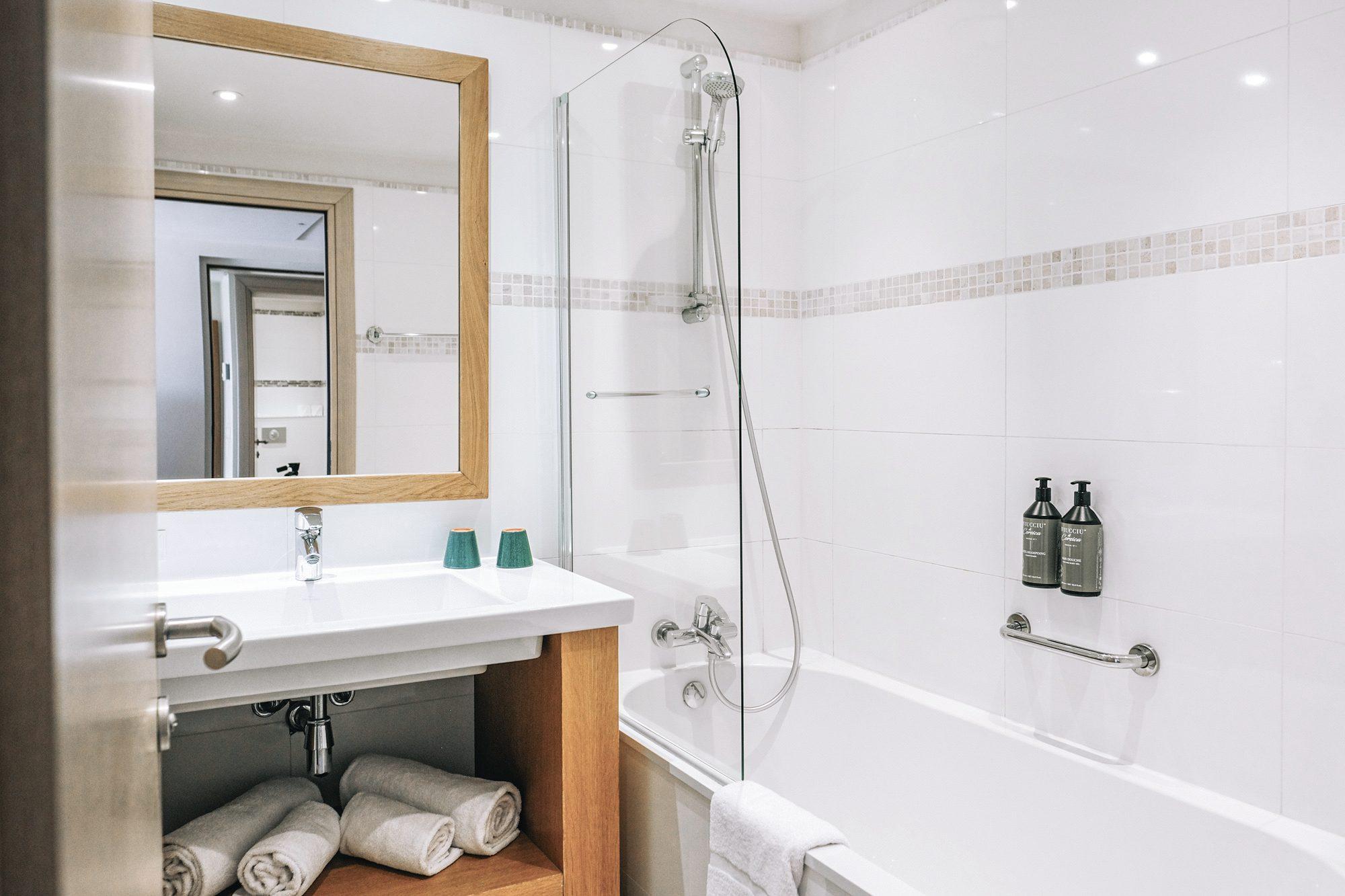 Chambre Standard avec balcon de l’Hôtel Costa Salina — la salle de bain, vasque et miroir
