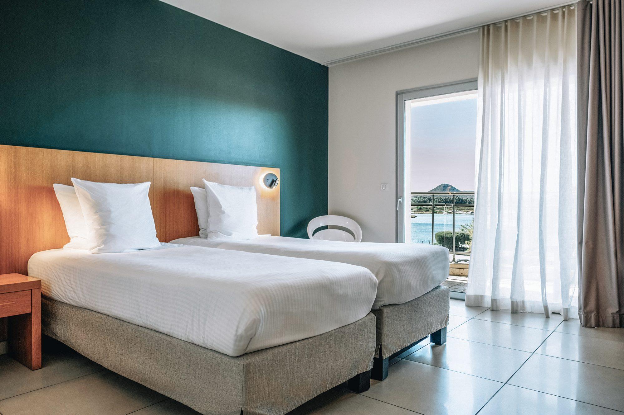 Chambre Standard avec balcon de l’Hôtel Costa Salina — le lit face à la fenêtre