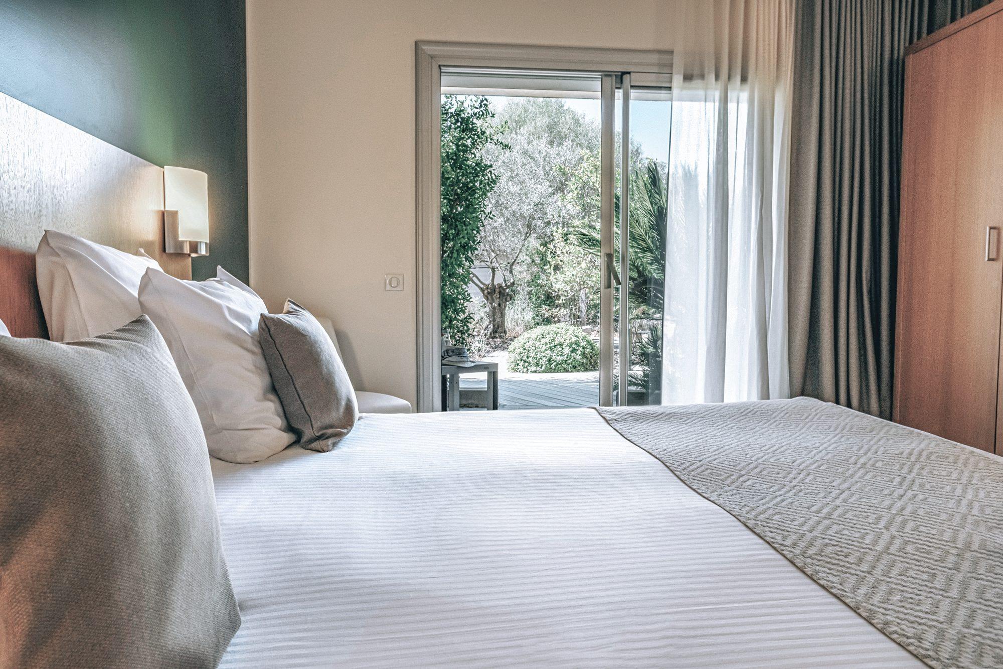La chambre Standard PMR avec terrasse de l’Hôtel Costa Salina
