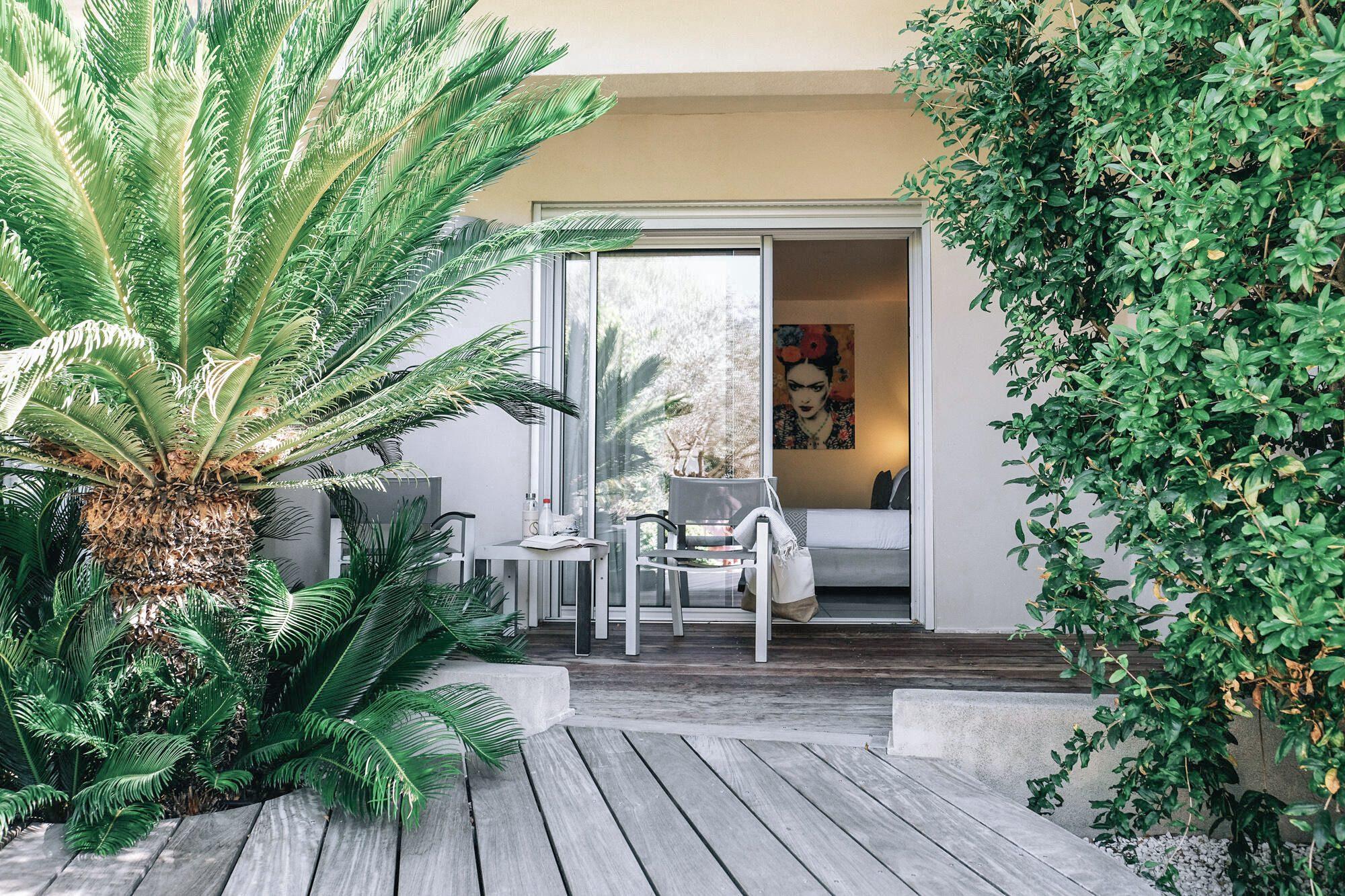Chambre Standard PMR avec terrasse de l’Hôtel Costa Salina — la terrasse privée ouverte sur le jardin méditerranéen