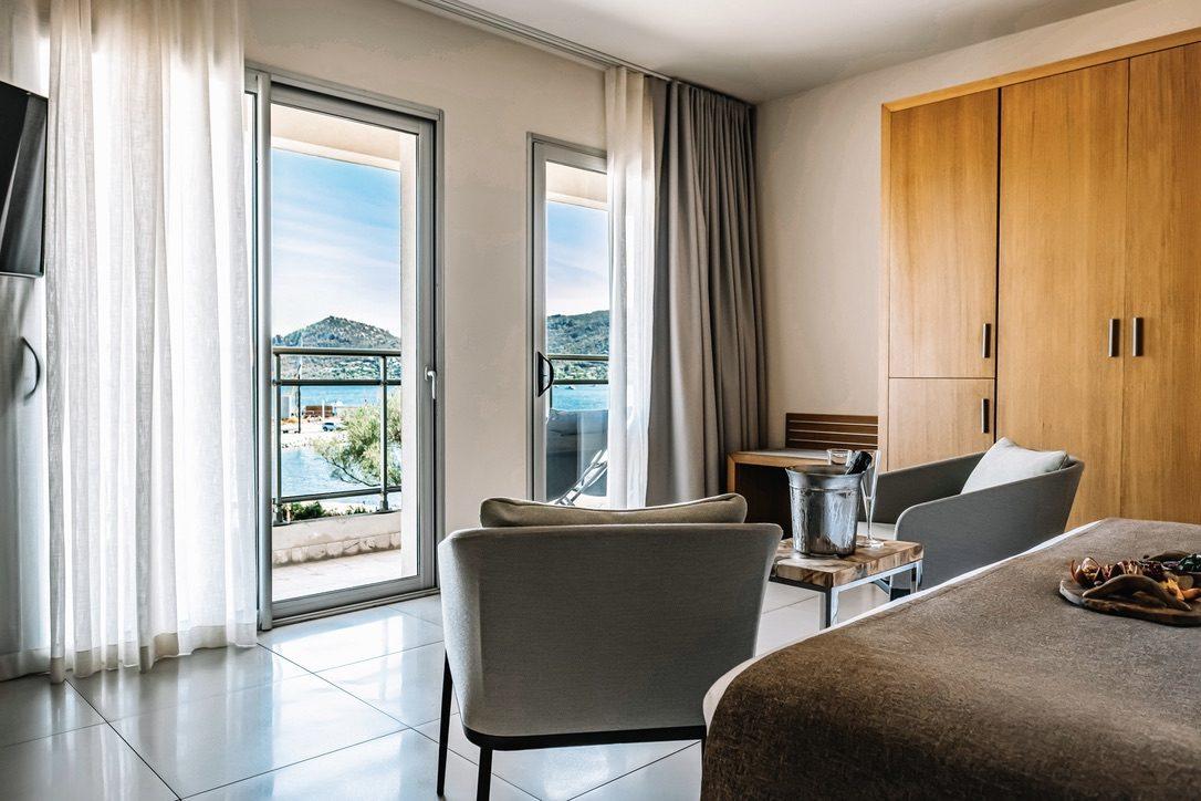 Chambre Confort vue mer avec balcon de l’Hôtel Costa Salina — le coin salon et le balcon