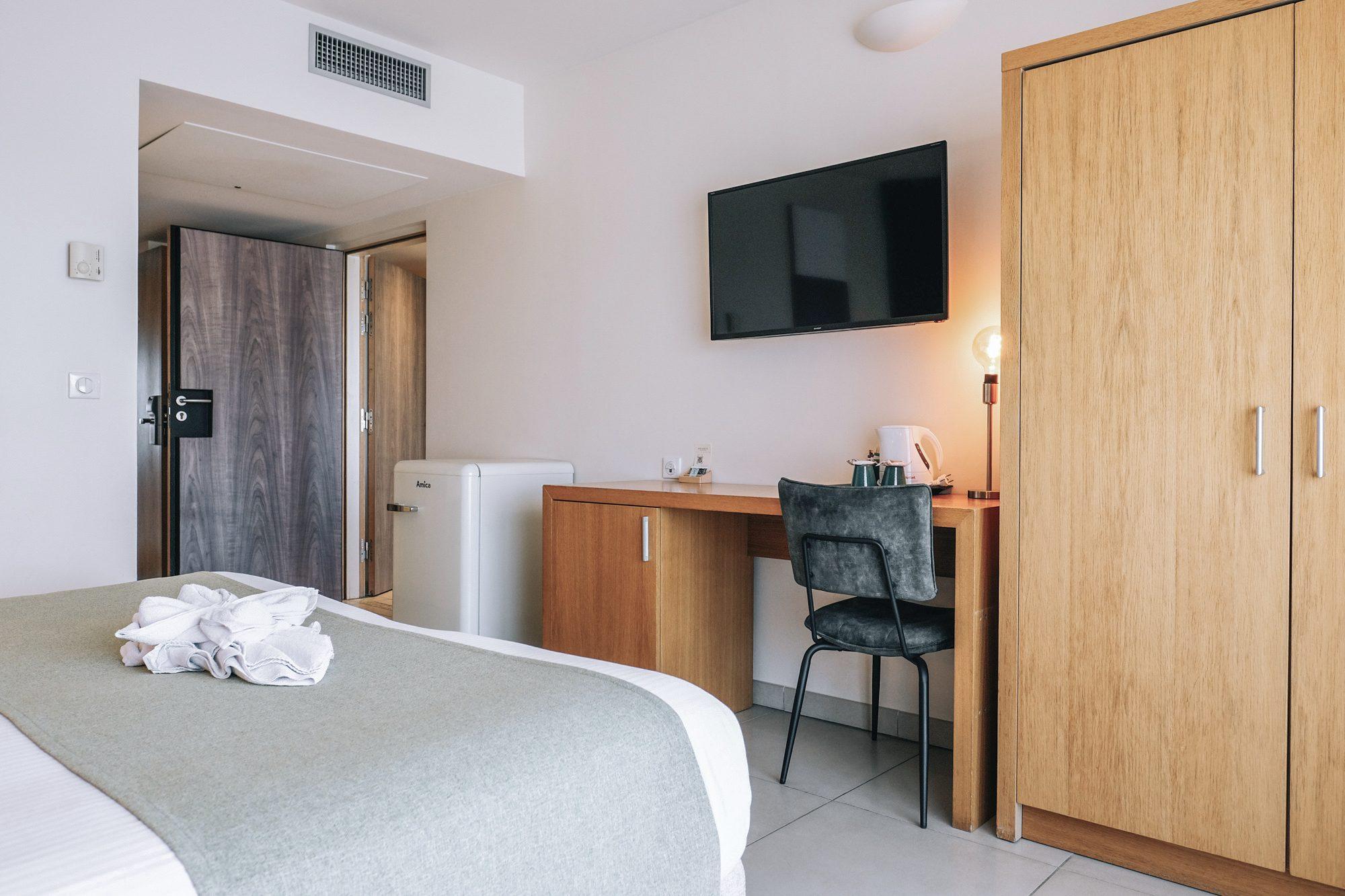 Chambre Familiale avec balcon de l’Hôtel Costa Salina — le bureau et les espaces de rangement