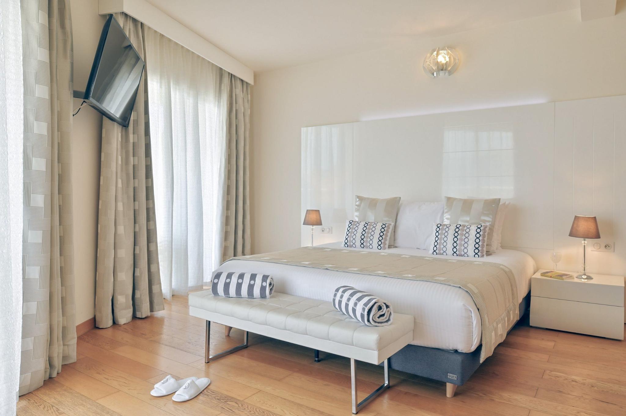Chambre Suite Prestige avec balcon de l’Hôtel Costa Salina — le coin salon de la suite
