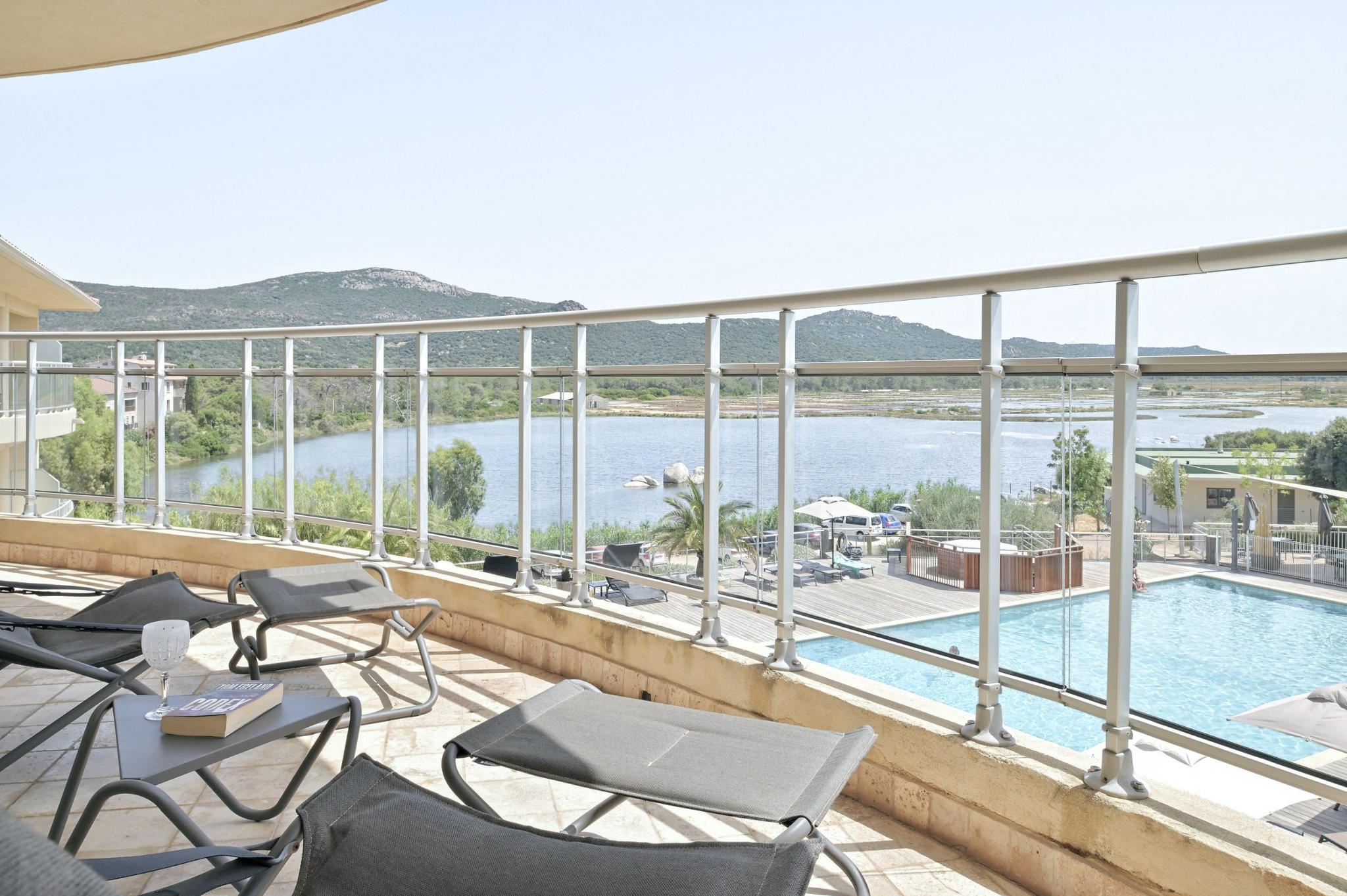 Chambre Suite Prestige avec balcon de l’Hôtel Costa Salina — la terrasse arrondie et sa vue panoramique