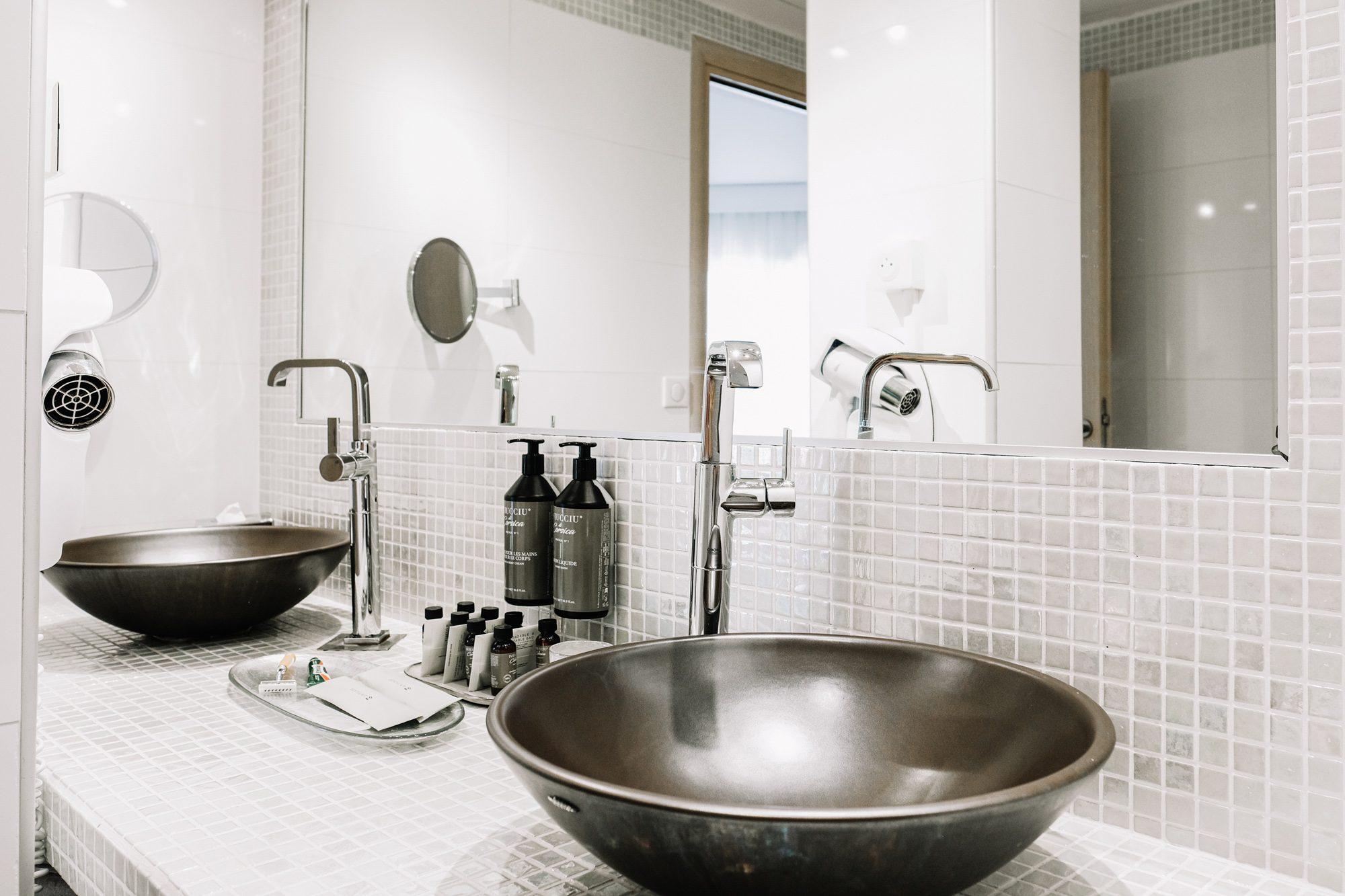 Chambre Suite Prestige avec balcon de l’Hôtel Costa Salina — la salle de bain et sa double vasque