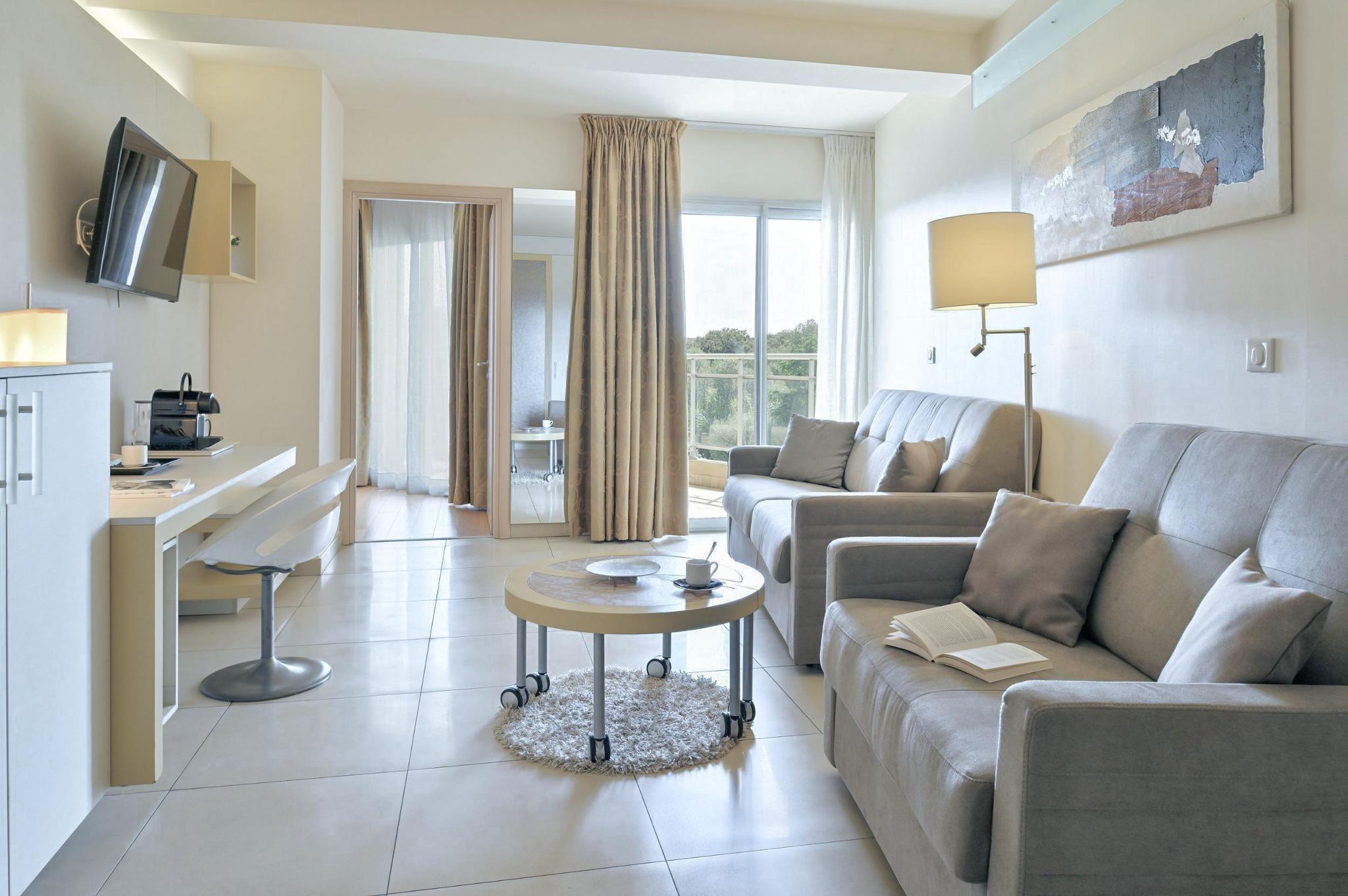 Chambre Suite Parentale avec balcon de l’Hôtel Costa Salina — le coin salon de la suite