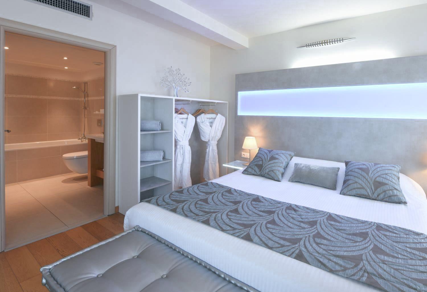 Chambre Suite Parentale avec balcon de l’Hôtel Costa Salina — la chambre et sa cloison de bois