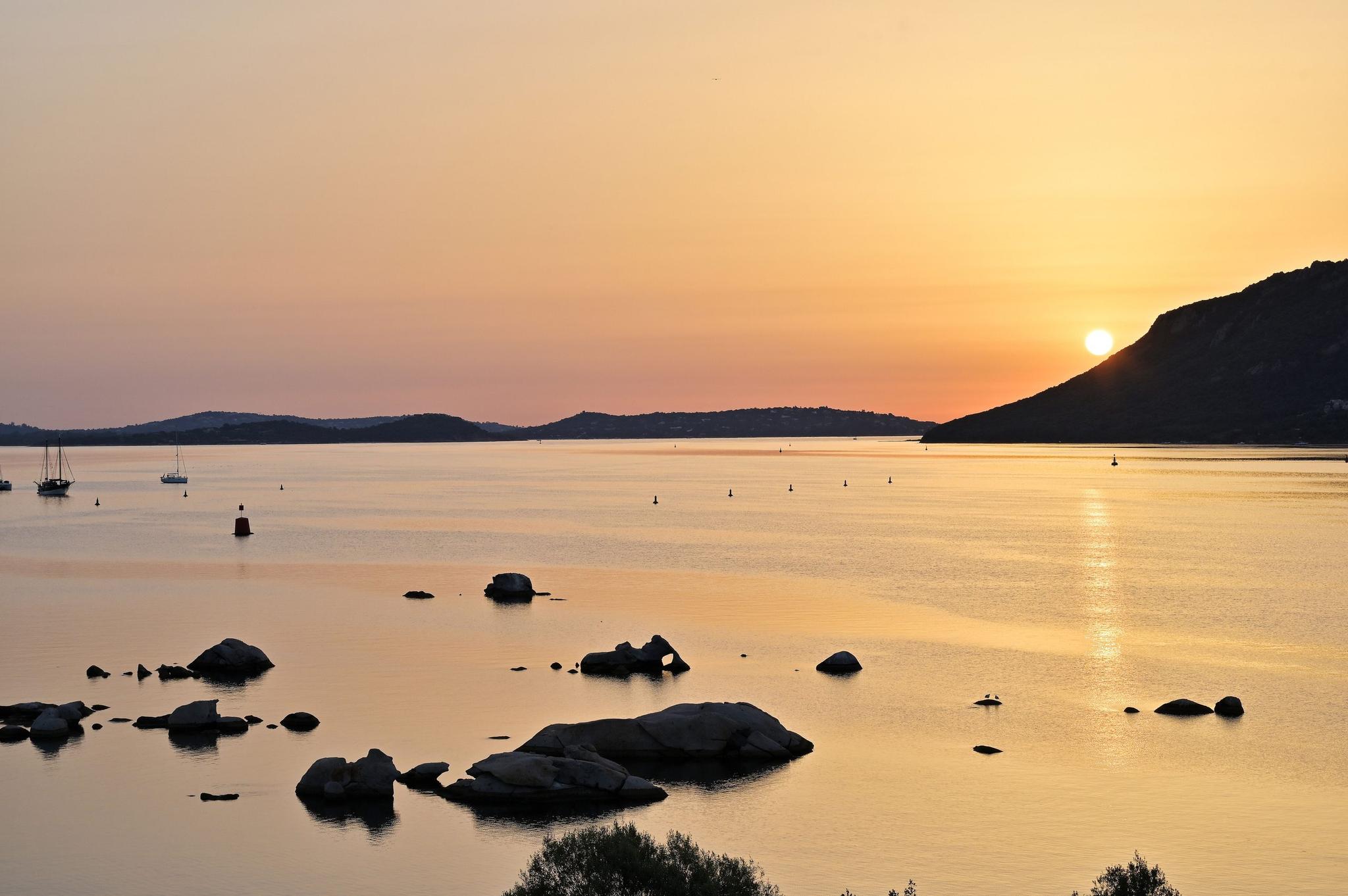 Le golfe de Porto-Vecchio au coucher du soleil, devant l’hôtel Costa Salina