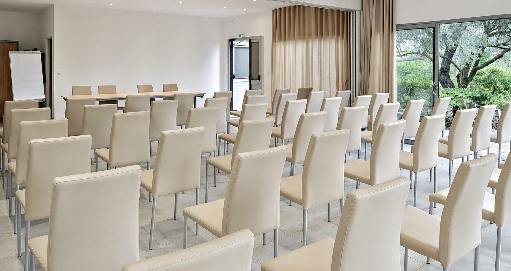 Équipement de la salle de séminaire