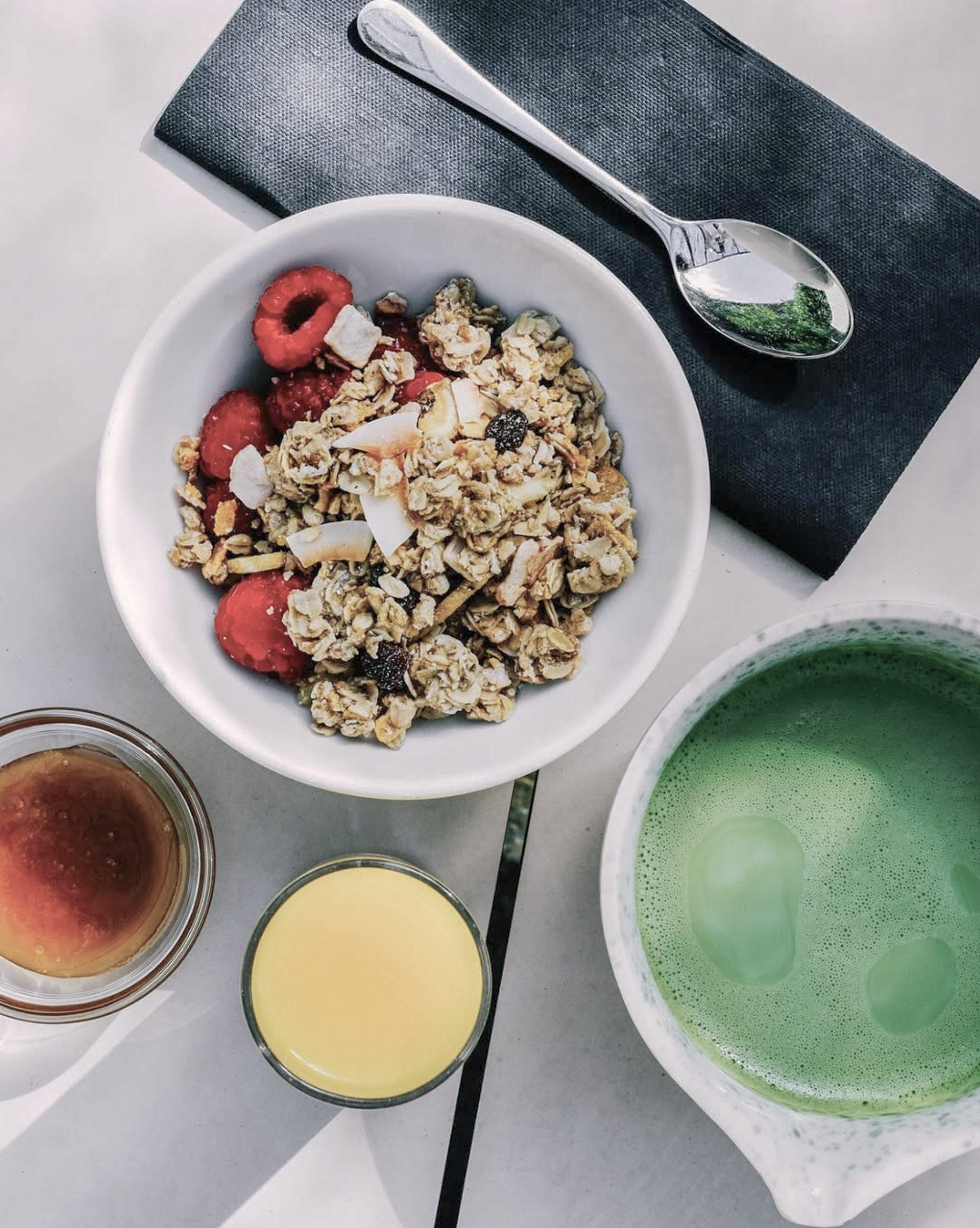 Petit-déjeuner servi en terrasse