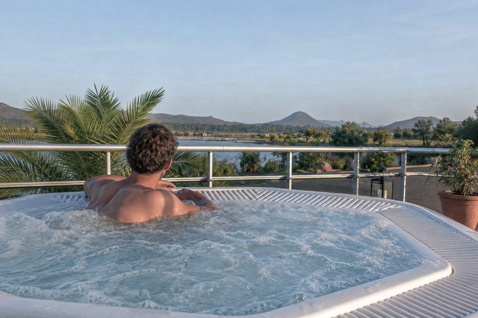 La piscine de l’hôtel Costa Salina face aux salines