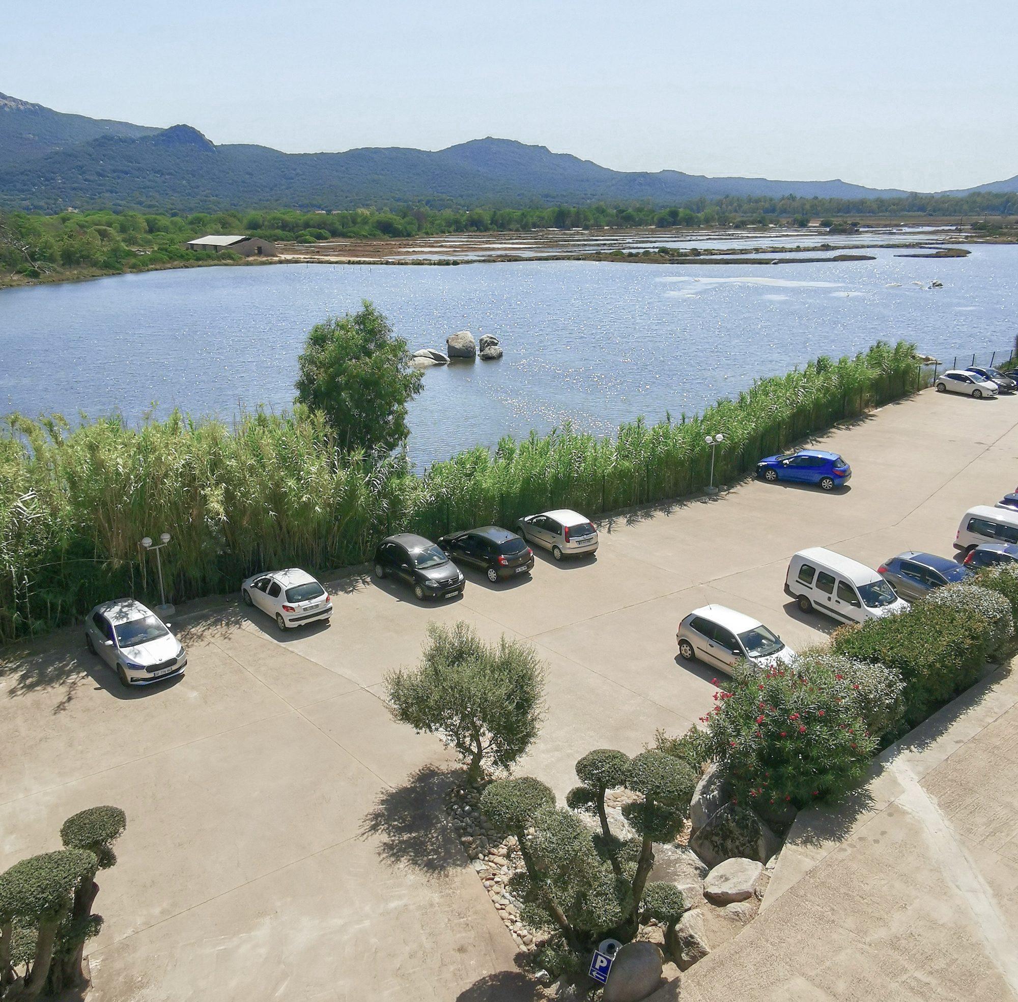 Le parking de l’hôtel Costa Salina face aux salines