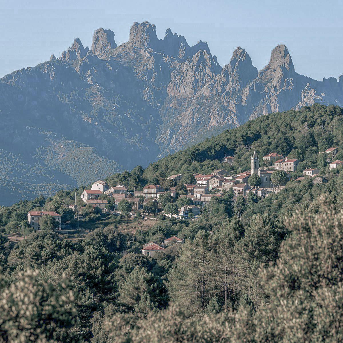 Détail d’une façade de village corse
